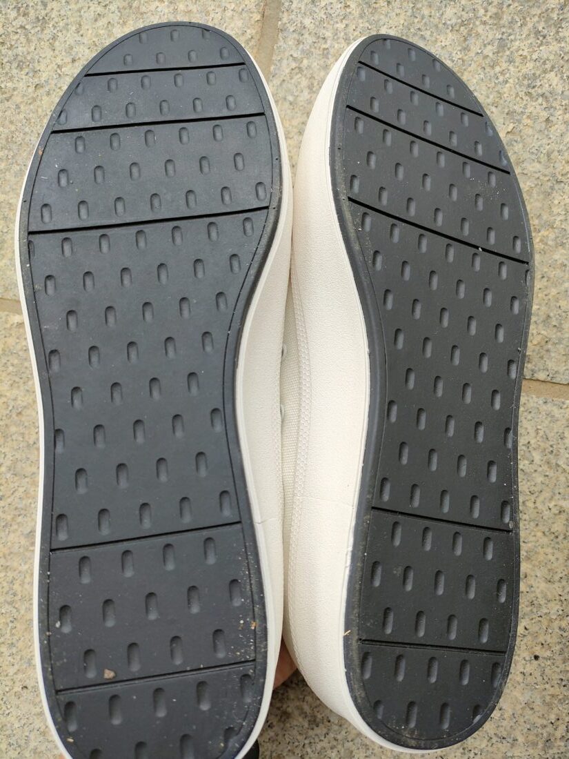 ユニクロのスニーカーの靴底の写真